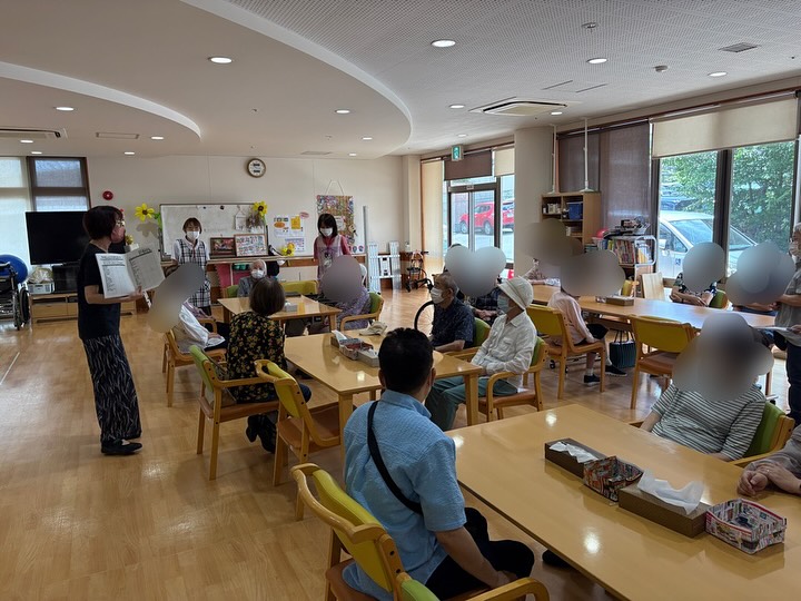 7月19日 あんずカフェ開催です。『手作りあんまき』コロナ禍以降、初のおやつ会ですほんのり甘い手焼きの皮に各々であんこクリームチーズをはさみました。『うーーん、美味しい』みなさま、とても喜んでくださり、みなさん完食！おやつの合間には、認知症のわたしの取扱説明書（取説）のシートにチャレンジしました。まわりの人に自分の状態や気持ち、接し方を伝える手段とて役立つといいな、と思います。️あんずカフェでは、随時ボランティア参加募集しております。次回は9月20日10:00〜通所リハビリテーション コスモスで開催します。お待ちしています♪
