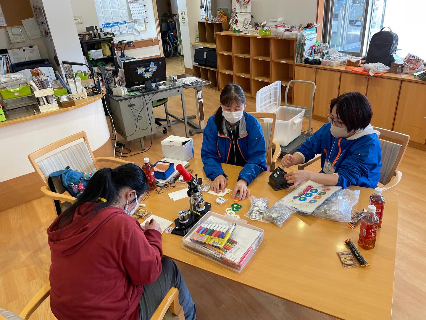 5年ぶりにピアサロン再開しました🤗楽しいおしゃべりと缶バッチ作りをしました〜次回は12/21で〜す。ぜひおいでくださーい。