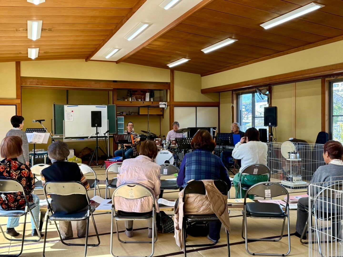 今回から、うたごえ　ひなげしは、五ツ屋公会堂に場所を移して行われました。新旧いろいろな曲をリクエストいただきました。