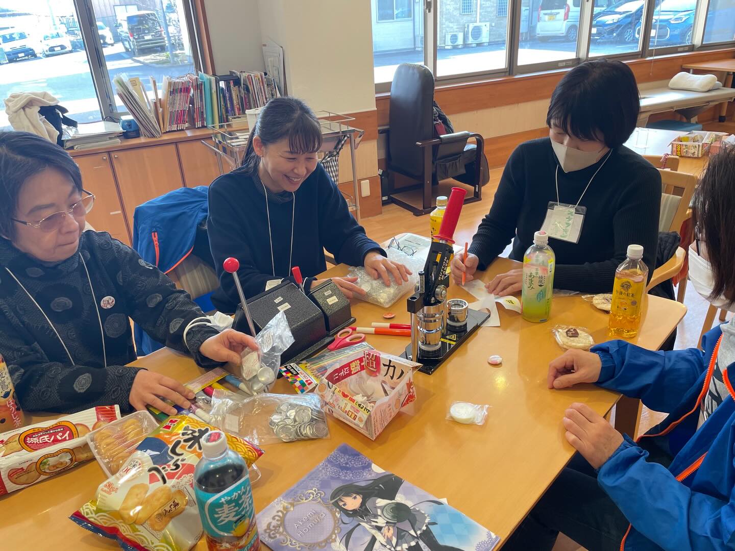 こんにちはわかちピアサロンです。お茶とお菓子でワイワイトーク🤗お馴染みの缶バッチも作りました〜#ピアサロン #缶バッチ#推し