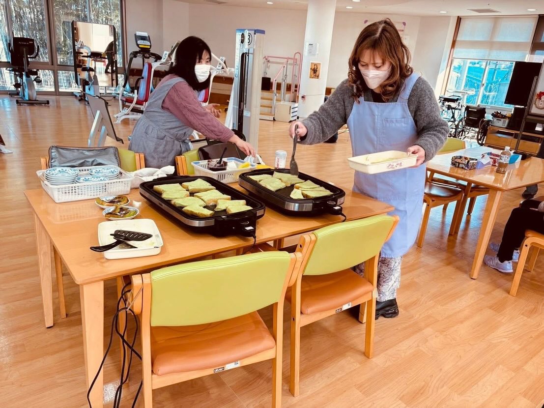 １月17日今年はじめてのあんずカフェです。今年もよろしくお願いします。定番化しつつある手作りおやつ。抹茶味のフレンチトーストと豆乳コーヒーゼリーを作ってくださいました。オレンジサポーターさんの協力もあり、美味しくいただきました。ごちそうさまでしたそのあとはマツガニさんによる三線ライブ。マツガニさんの声と三線の音色は、沖縄の綺麗な海を景色を想像させてくれ、とても心地よい気分になりました。最後は参加者皆さんの名前を呼んで歌っていただきました♪楽しいひとときをありがとうございました次回は２月21日10:00〜通所リハビリテーションコスモスで開催します。次回は匂い袋を作ります。ぜひご参加ください。