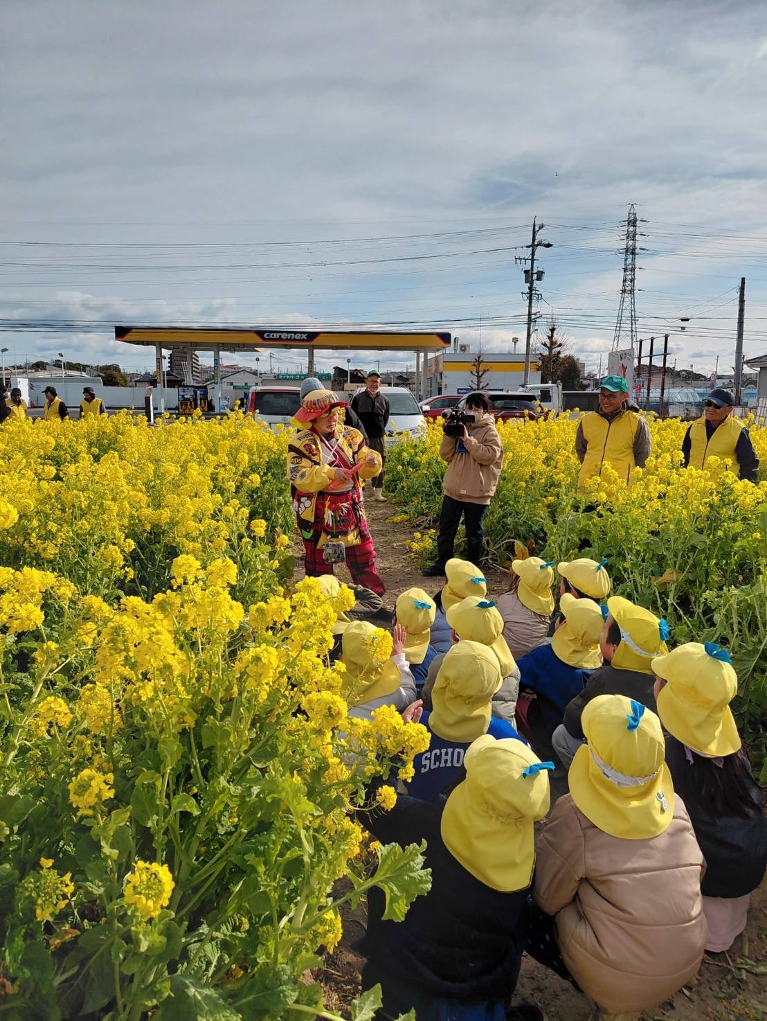 黄色い菜の花の中に黄色の帽子。菜の花迷路でちびっこたちと鬼ごっこ。この日はとても寒かったですが、クラウンチョク汗かいていました。お別れするまで「もう一度鬼ごっこしたい!」と。。また遊びましょう。景観を良くしようとボランティア活動されている菜の花クラブさん。いつもありがとうございます。#菜の花クラブ #おおぶ#冬なのに暑い @clown_choku