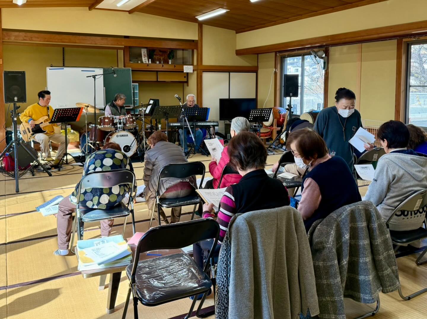 共長婦人会のうたごえ喫茶　ひなげしです。第5土曜日のある月に開催しています。今回もリクエストをたくさんいただきました。リクエストされた方は前でマイクを持って歌いますが、心身ともにリフレッシュされるようで皆さん楽しく歌われていました。