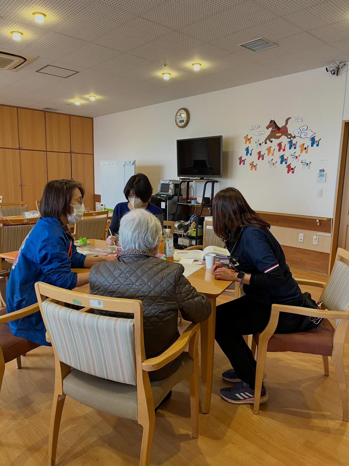 ピアサロンです。今回は季節の折り紙を楽しみましたそこへ施設の入居者さんがひょっこり遊びに来てくれました。後半はメンバーの推しの曲を聴きながら思い出トークで盛り上がりました🤗ゆっくりと春に近づいていますね。ぜひピアサロンに遊びにきてくださいね〜🤗#ピアサロン#折り紙#推し